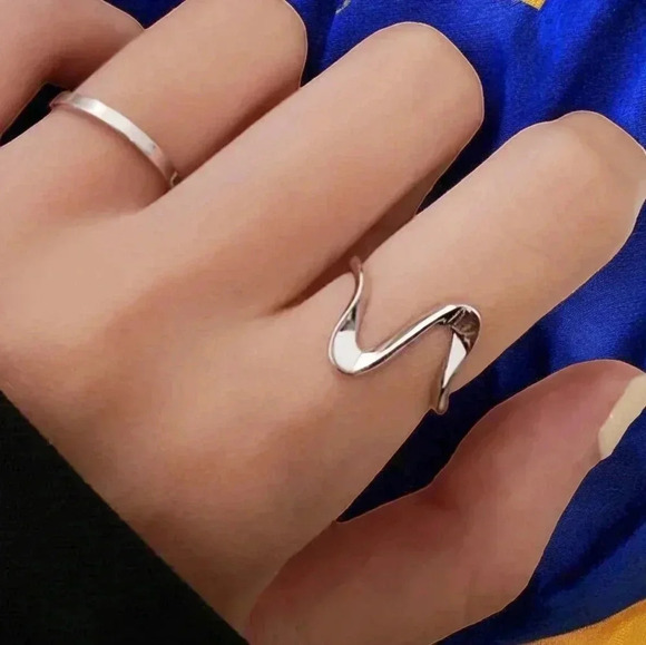 🆕️18K Gold Plated Adjustable Wavy Dainty Minimalist Ring - Fits Sizes 6-9 ✨ - Picture 10 of 14